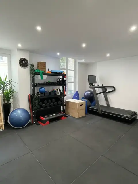 Plateau d'exercice avec tapis de course, haltères et ballons de gym