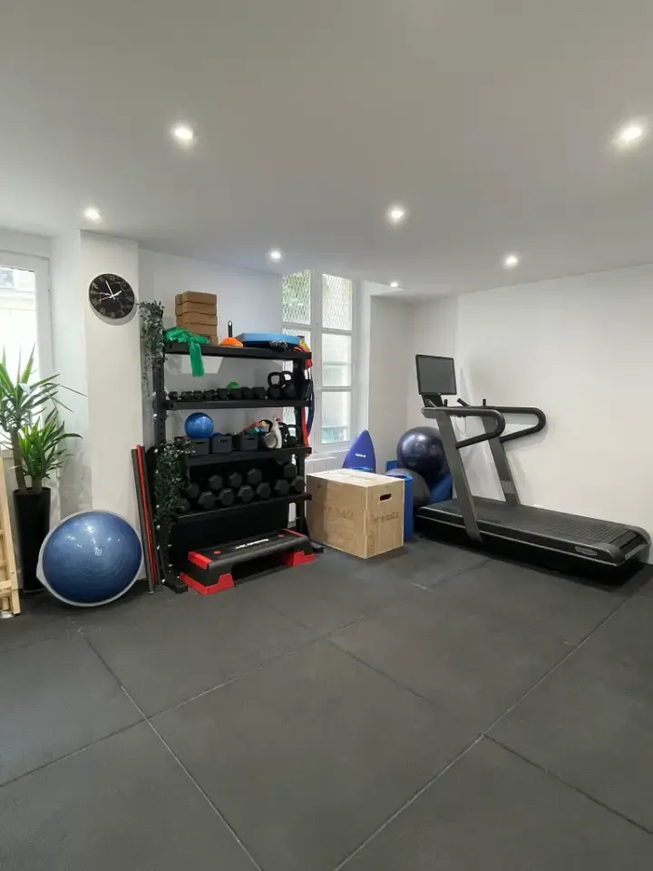 Plateau d'exercice du cabinet avec tapis de course, haltères et ballons